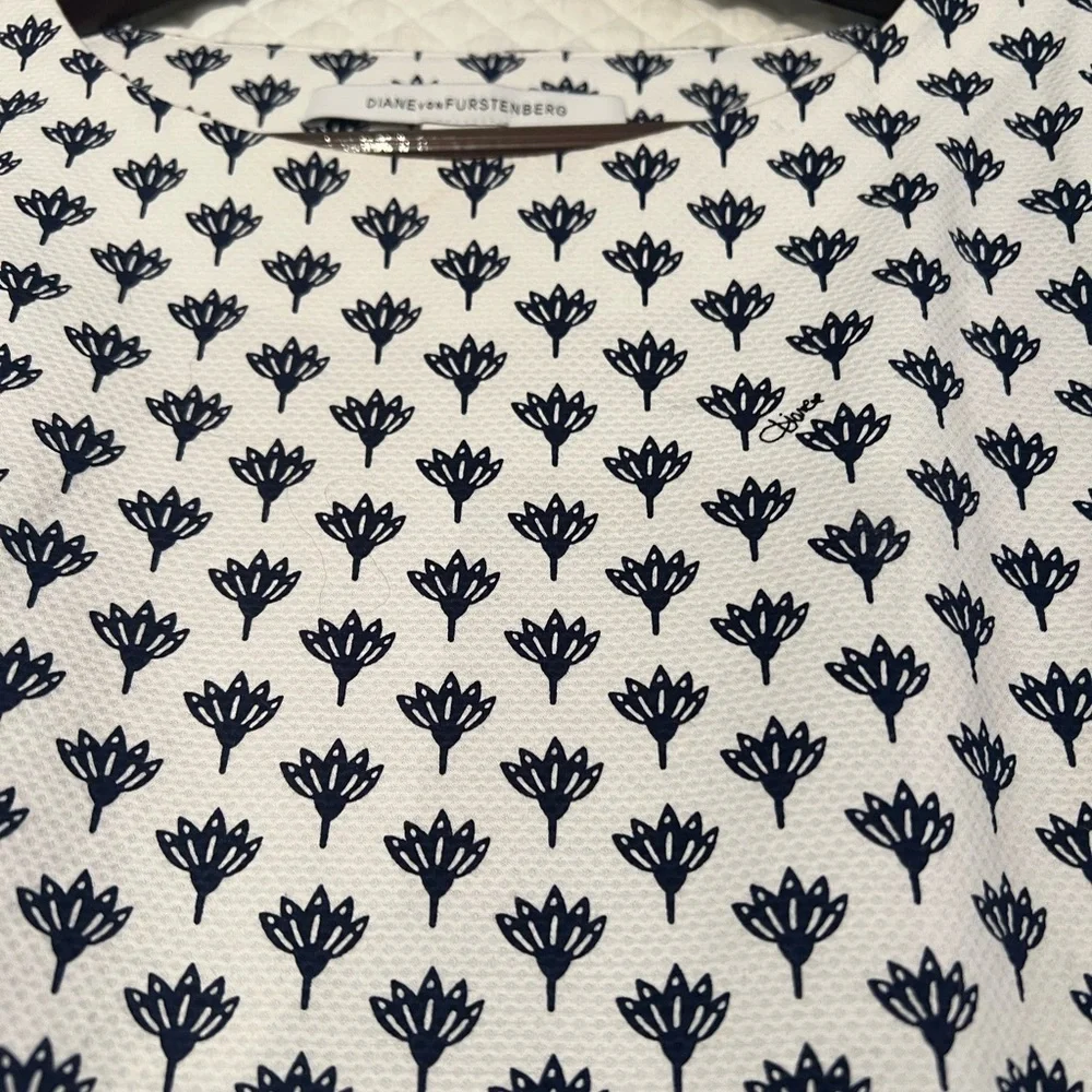 Diane Von Furstenberg Navy & White Peplum Top Sz: 8